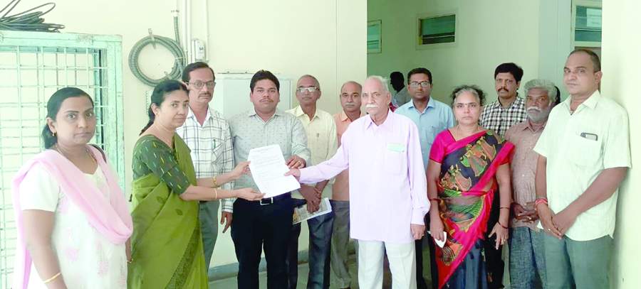  వైద్య కళాశాల ప్రిన్సిపాల్‌ శ్రీదేవికి వీలునామాను అందజేస్తున్న వెంకటదాస్‌