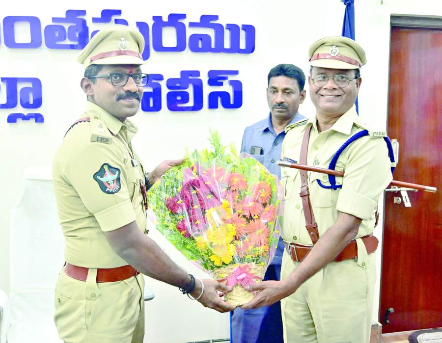 ఎస్పీ కేకేఎన్‌ అన్బురాజన్‌కు బొకే అందజేస్తున్న దృశ్యం