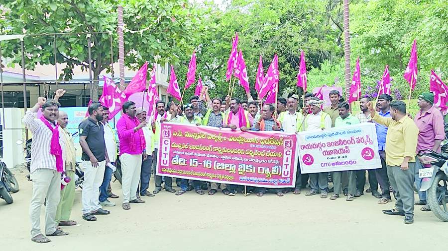 ర్యాలీ నిర్వహిస్తున్న ఎపి మున్సిపల్‌ వర్కర్స్‌, ఎంప్లాయీస్‌ ఫెడరేషన్‌ నాయకులు, కార్మికులు