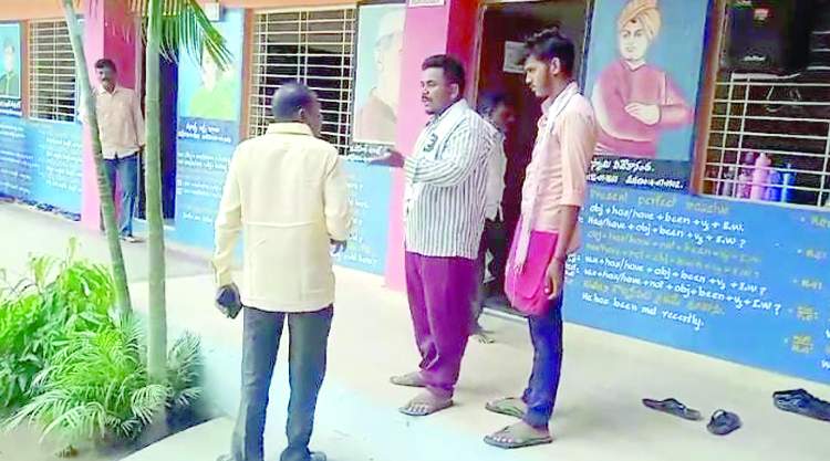    ప్రయివేటు పాఠశాల యాజమాన్యంతో వాగ్వివాదం చేస్తున్న ఎస్‌ఎఫ్‌ఐ జిల్లా అధ్యక్షుడు బంగి శివ