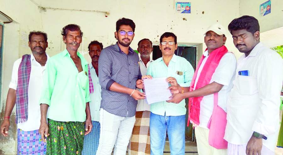 సచివాలయ అధికారికి వినతిపత్రం సమర్పిస్తున్న రైతుసంఘం నాయకులు