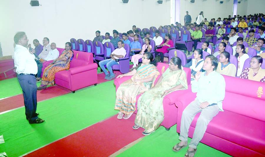 మాట్లాడుతున్న జెఎన్‌టియు ఇంజినీరింగ్‌ కళాశాల ప్రిన్సిపాల్‌ ఎస్‌వి