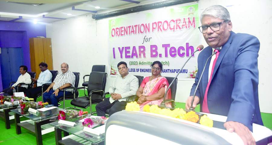   మాట్లాడుతున్న జెఎన్‌టియు విసి రంగజనార్ధన