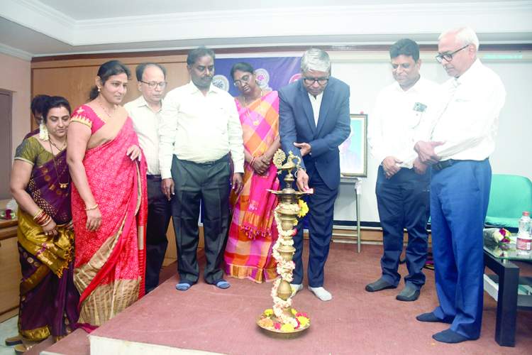   జ్యోతి ప్రజ్వలన చేసి కార్యక్రమాన్ని ప్రారంభిస్తున్న జెఎన్‌టియు ఉపకులపతి రంగజనార్ధన