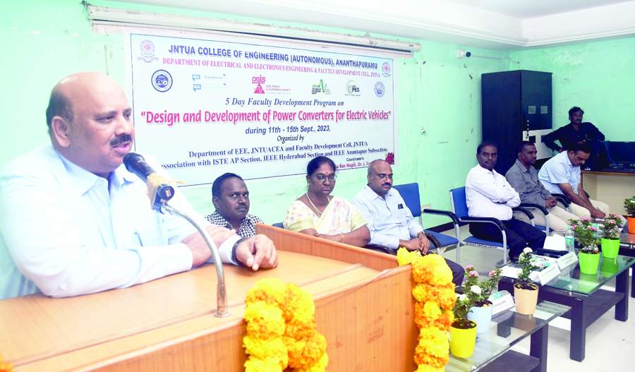  కార్యక్రమంలో మాట్లాడుతున్న జెఎన్‌టియు రెక్టార్‌ ఎం.విజయకుమార్‌