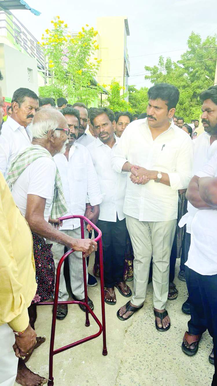 వృద్ధుడితో మాట్లాడుతున్న ఎమ్మెల్యే తోపుదుర్తి ప్రకాష్‌రెడ్డి