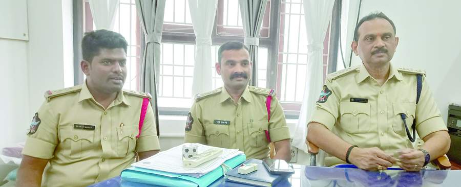  విలేకరులతో మాట్లాడుతున్న డీఎస్పీ గంగయ్య