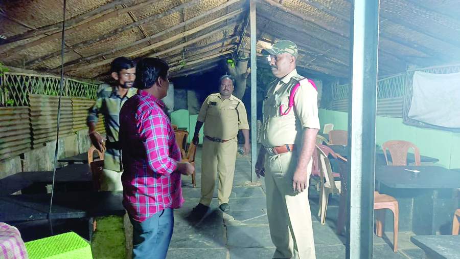 డాబాలో తనిఖీలు నిర్వహిస్తున్న పోలీసులు