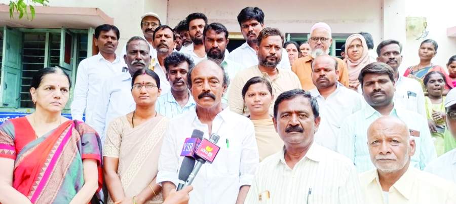   విలేకరులతో మాట్లాడుతున్న మాజీ ఎమ్మెల్యే వై.విశ్వేశ్వరరెడ్డి