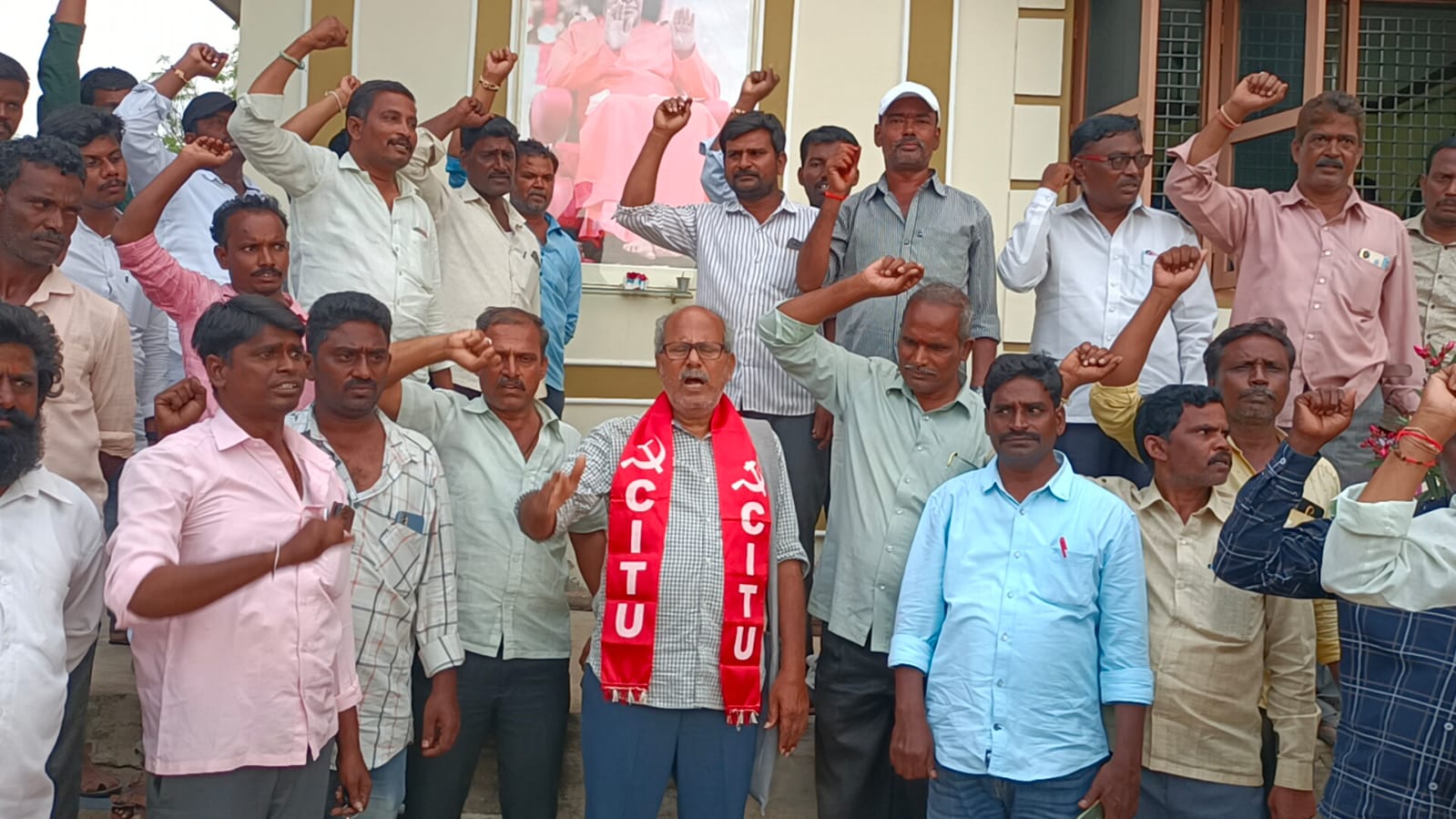 శ్రీసత్యసాయి కార్మికులతో చర్చలు విఫలం