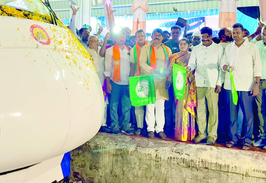 వందేభారత్‌ రైలును ప్రారంభిస్తున్న నాయకులు