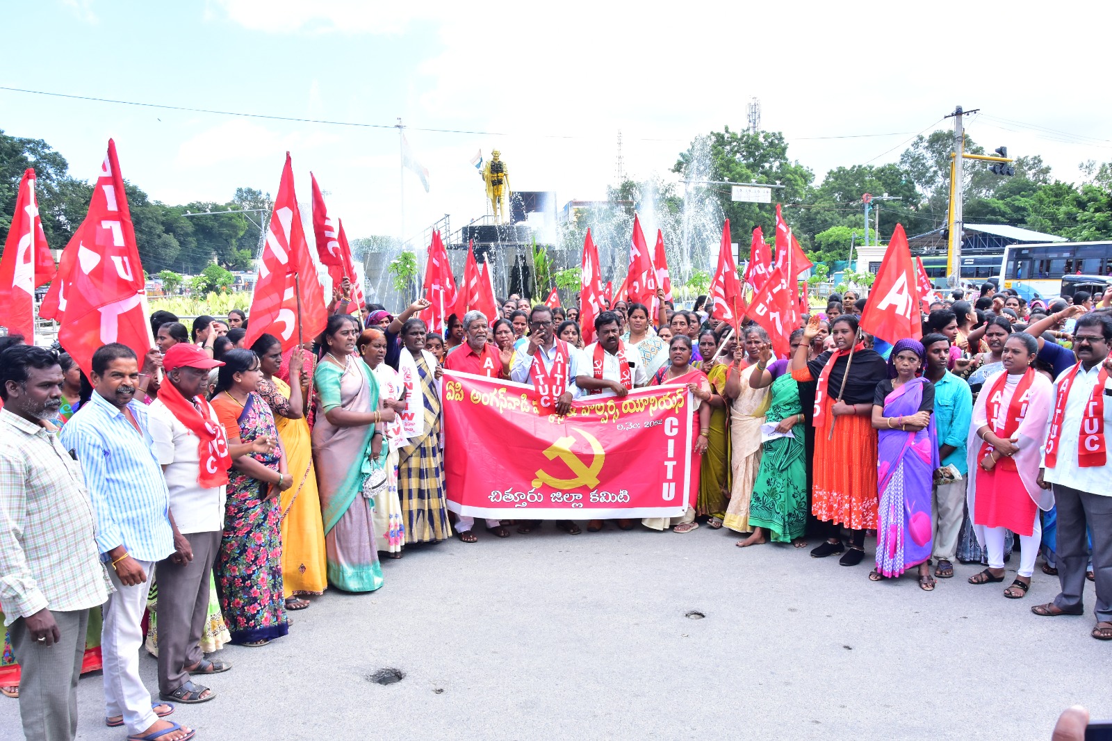 చిత్తూరు గాంధీ విగ్రహం వద్ద అంగన్వాడీల ధర్నా