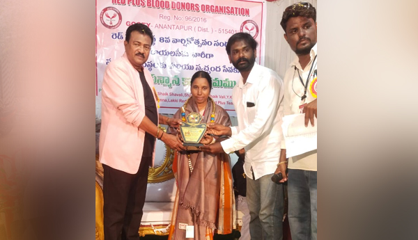 Award-to-M.Dhanalakshmi-as-the-best-principal
