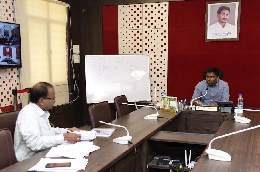 జగనన్న గృహ నిర్మాణాలపై సమీక్షిస్తున్న జిల్లా కలెక్టర్‌