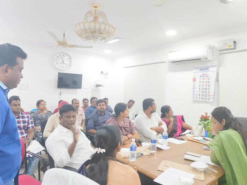 స్టాండింగ్‌ కమిటీ సమావేశంలో మాట్లాడుతున్న నగర కమిషనర్‌