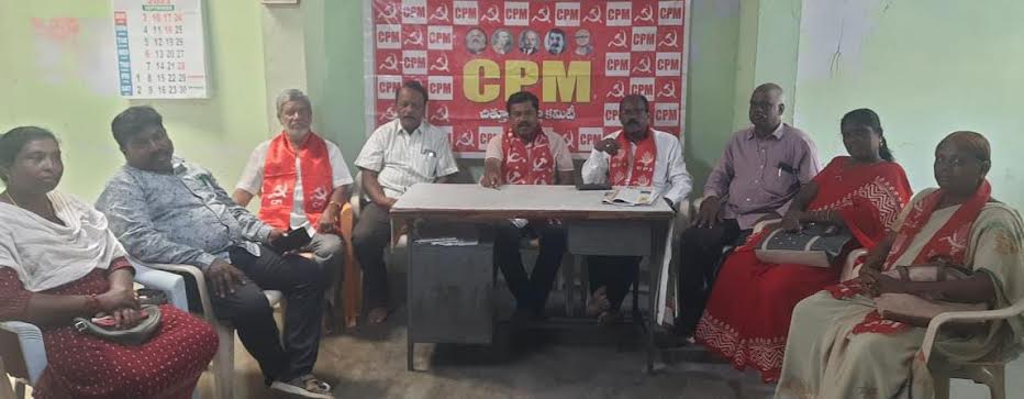  సమావేశంలో మాట్లాడుతున్న సిపిఎం జిల్లా కార్యదర్శి వాడ గంగరాజు