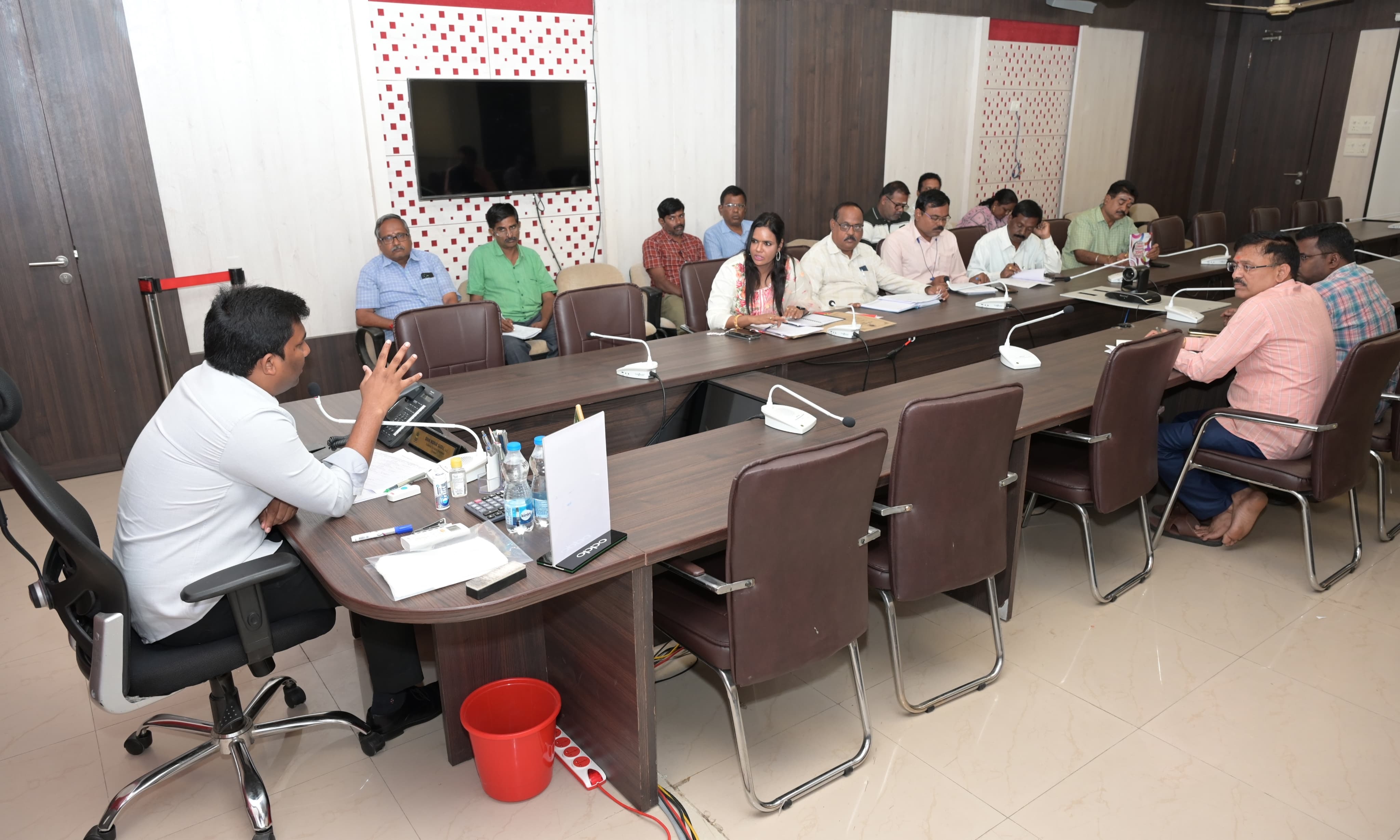 సమావేశంలో మాట్లాడుతున్న జిల్లా కలెక్టర్‌ షన్మోహన్‌