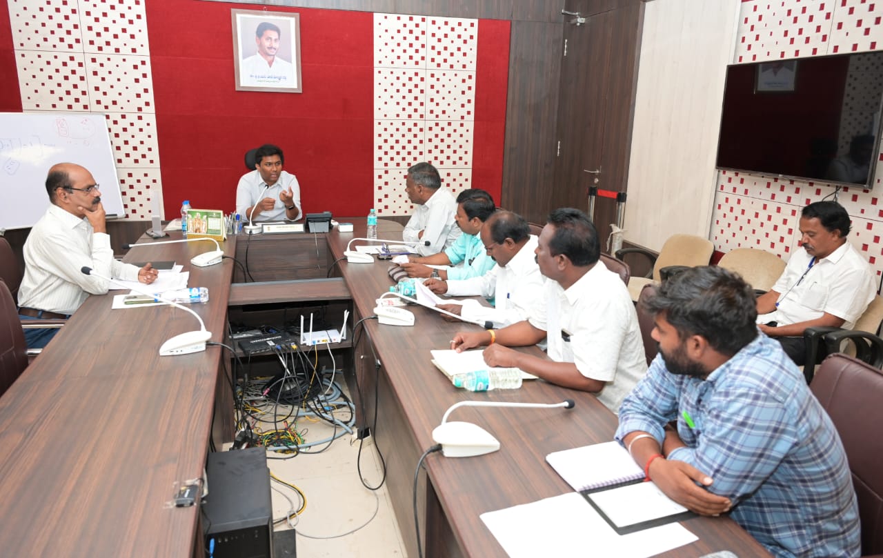 రాజకీయ పార్టీల ప్రతనిధుల సమావేశంలో మాట్లాడుతున్న జిల్లా కలెక్టర్‌