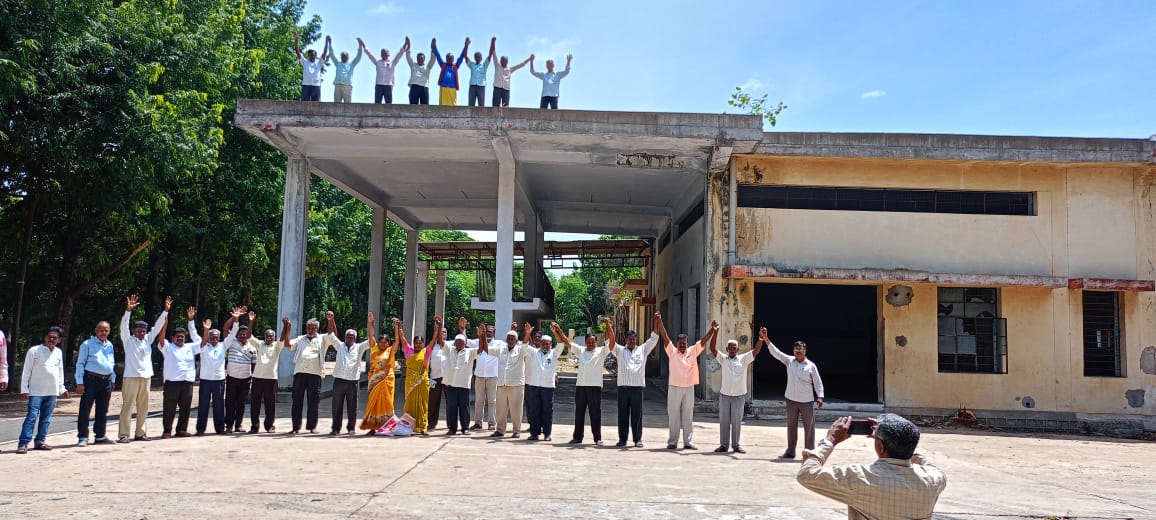 అమూల్‌ డెయిరీ ప్రధాన భవనం ముందు నిరసన తెలుపుతున్నకార్మికులు