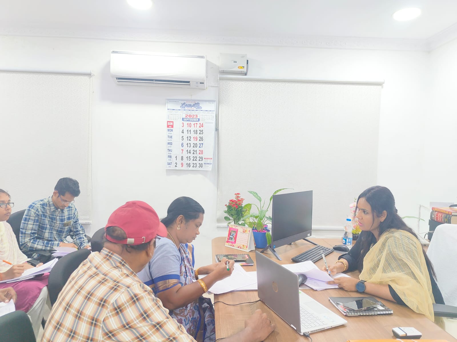 ఇంజనీరింగ్‌ పనులపై సమీక్షిస్తున్న నగర కమిషనర్‌