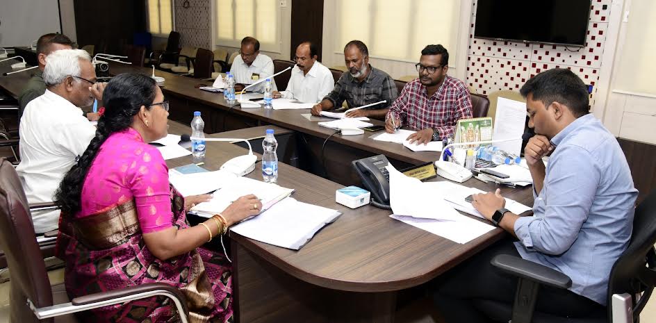 అక్రిడేషన్‌ కమిటీ సమావేశంలో మాట్లాడుతున్న జిల్లా కలెక్టర్‌