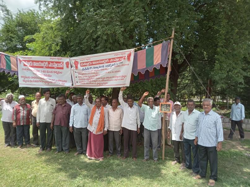 నిరాహార దీక్షను కొనసాగిస్తున్న కార్మికులు