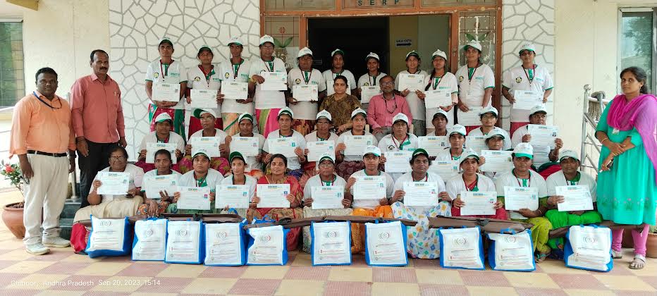 మహిళలకు సర్టిఫికెట్లు పంపిణీ చేసి పీడీ తులసి