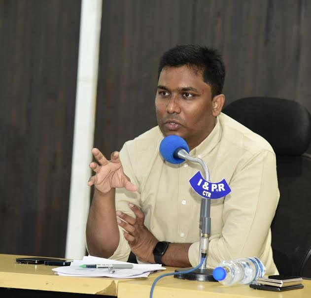 సమావేశంలో మాట్లాడుతున్న జిల్లా కలెక్టర్‌