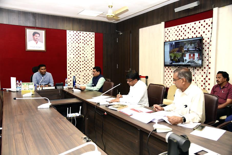 ప్రభుత్వ ప్రాధాన్యత భవనాలపై సమీక్షిస్తున్న కలెక్టర్‌