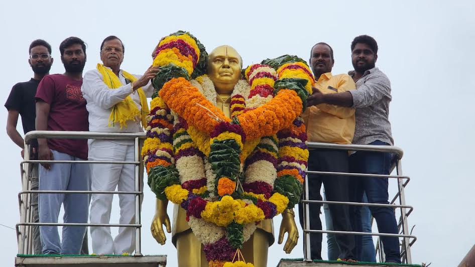 ఆదికేశవులు నాయుడు విగ్రహానికి నివాళి అర్పిస్తున్న చెన్నకేశవ నాయుడు