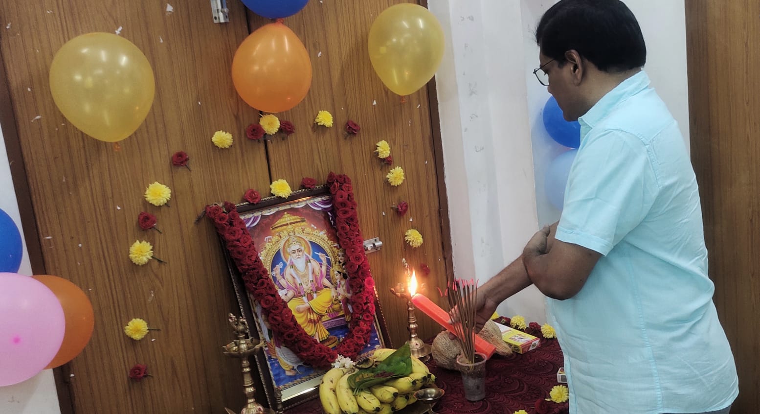 విశ్వకర్మ చిత్రపటానికి నివాళులర్పిస్తున్న జెసి