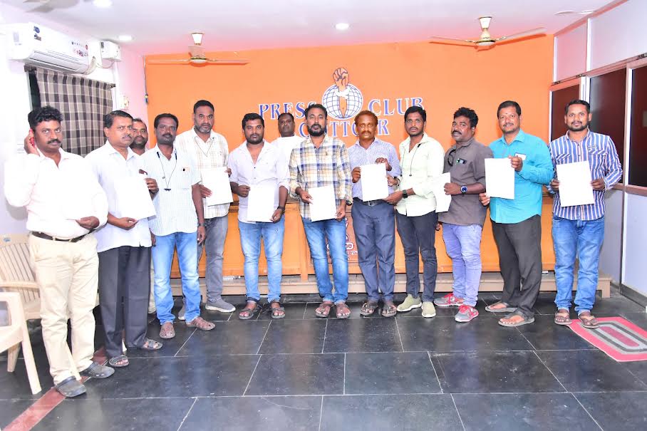 కలెక్టర్‌ సిఫార్సు లేఖలను చూపుతున్న ప్రెస్‌క్లబ్‌ అధ్యక్షకార్యదర్శులు