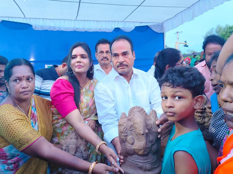 విగ్రహాలు పంపిణీ చేస్తున్న ఎమ్మెల్యే ఆరణి