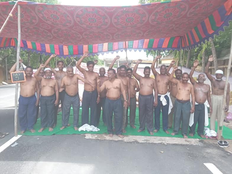 వేతనాల కోసం కార్మికుల దీక్షలు