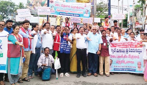 నేత్రదానానికి స్వచ్ఛందంగా ముందుకు రావాలి
