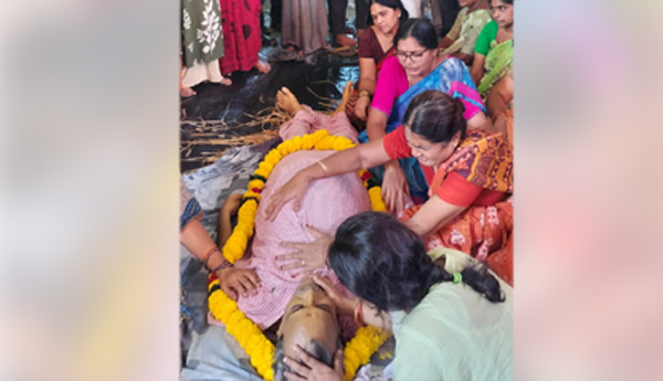 బోస్ పార్దివదేహానికి నివాళులర్పిస్తున్న జ్యోతుల 