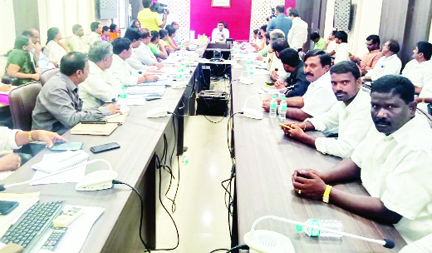 పోలింగ్‌ బూత్‌లు మార్చండి.. కలెక్టర్‌కి టిడిపి నాయకుల వినతి