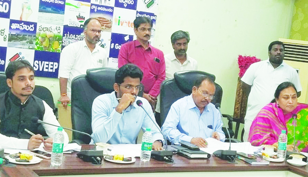 అసౌకర్యంగా ఉన్న పోలింగ్‌ కేంద్రాలు మార్పు