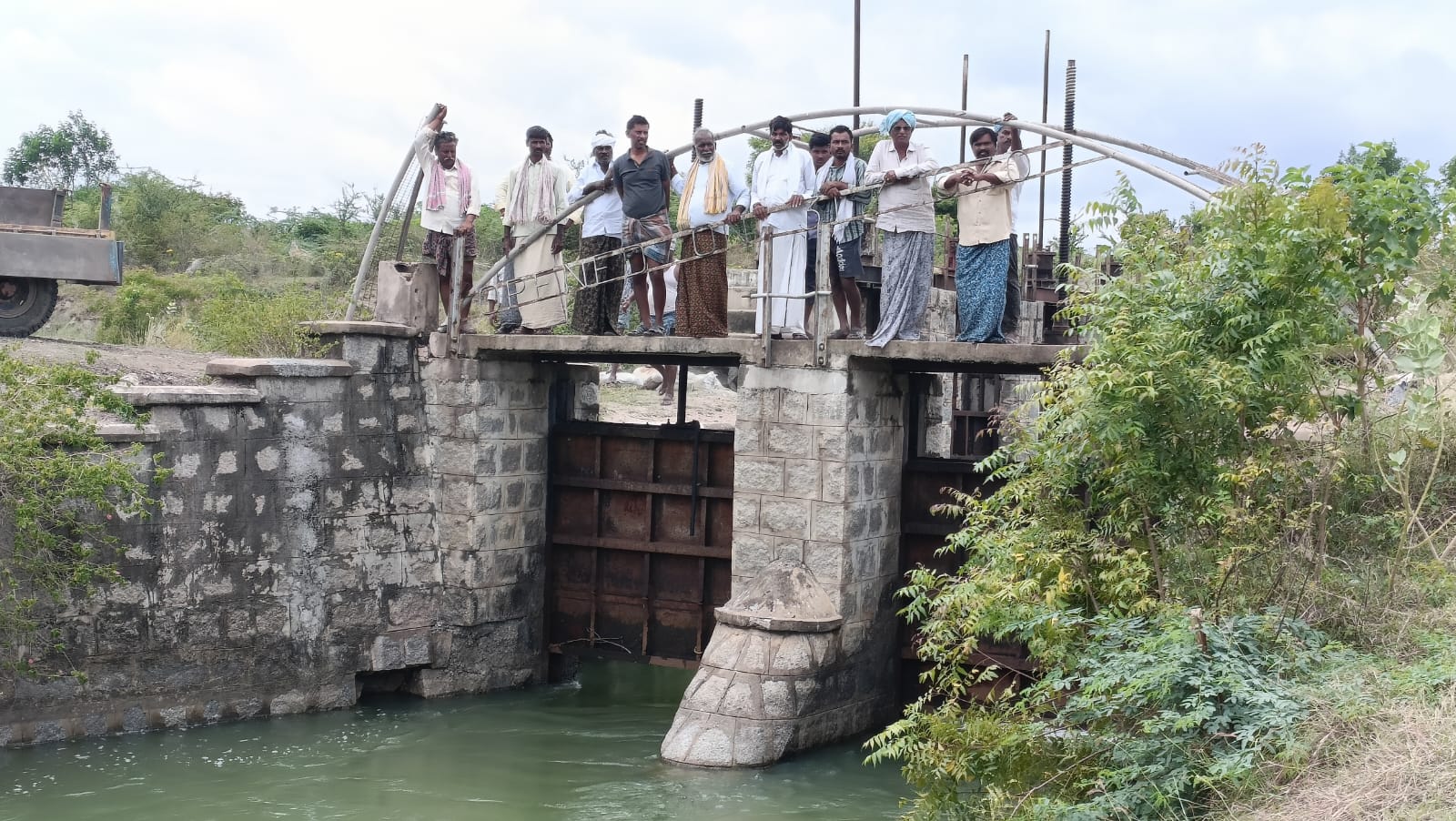 300 క్యూసెక్కుల నీరు విడుదల