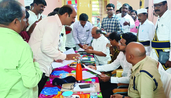 సమిష్టి కృషితోనే సమస్యల పరిష్కారం