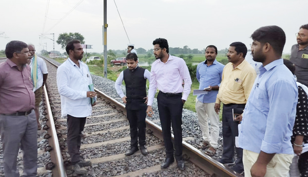 పోర్టు రైల్వే లైన్‌కు భూములు పరిశీలన