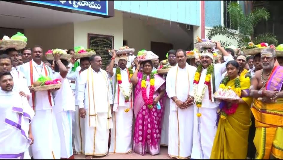 వినాయక స్వామివారికి పట్టు వస్త్రాలు సమర్పిస్తున్న ఈవో లవన్న