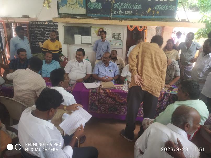 గ్రామసభలో అధికారులకు తమ అభ్యంతరాలు తెలుపుతున్న రైతులు