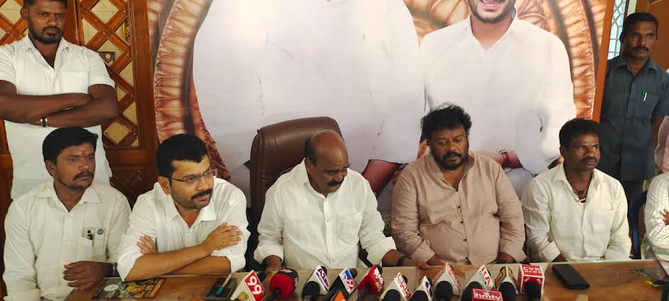 విలేకర్ల సమావేశంలో మాట్లాడుతున్న ఎంపి రెడ్డప్ప