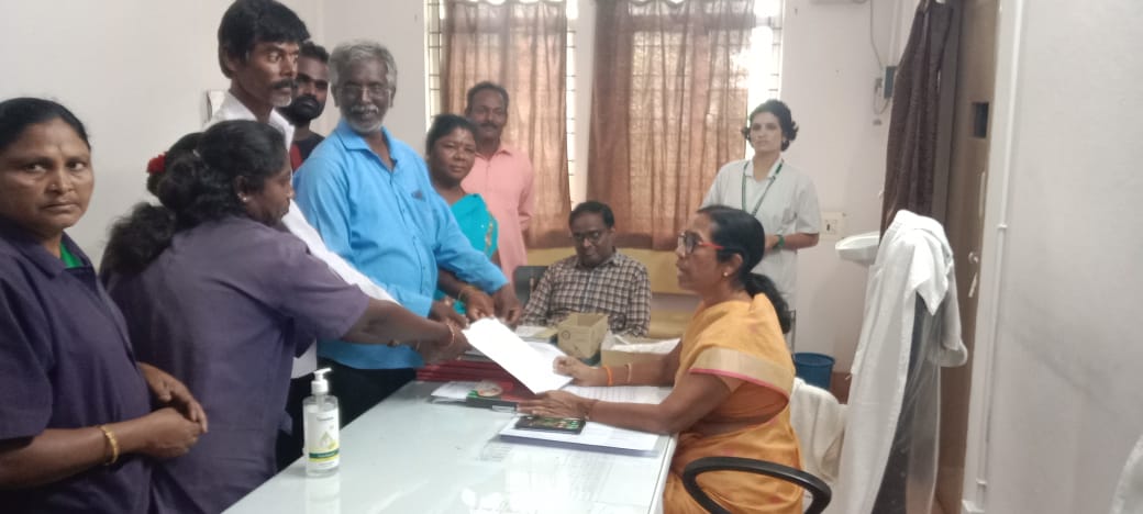 వినతిపత్రం అందిస్తున్న సిఐటియు నాయకులు