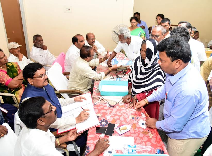 జగనన్నకు చెబుదాం కార్యక్రమంలో జాయింట్‌ కలెక్టర్‌ శ్రీనివాసులు