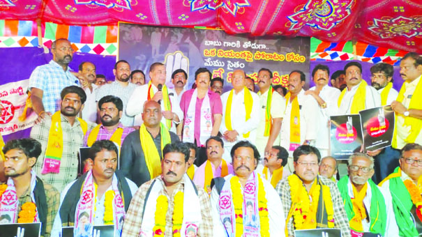 కొనసాగుతున్న టిడిపి దీక్షలు