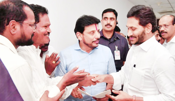 పోర్టు నిర్వాసితుల సమస్యలను పరిష్కరించాలి