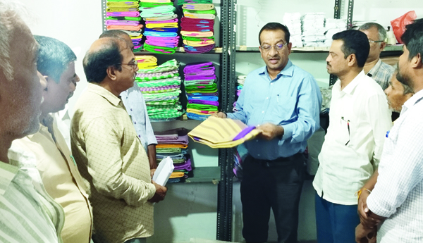 రెండు నెలల్లో చేనేత క్లస్టర్‌కు పరికరాలు