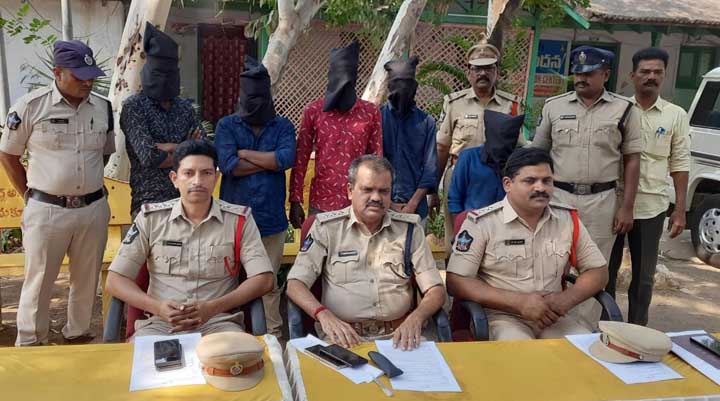 గంజాయి విక్రయించే ముఠా అరెస్టు